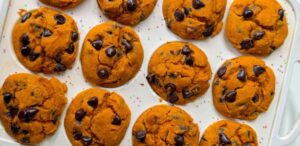 Healthy Chocolate Chip Pumpkin Muffins (Gluten-Free + High-Protein) healthy easy family-friendly recipes healthy muffins dairy-free